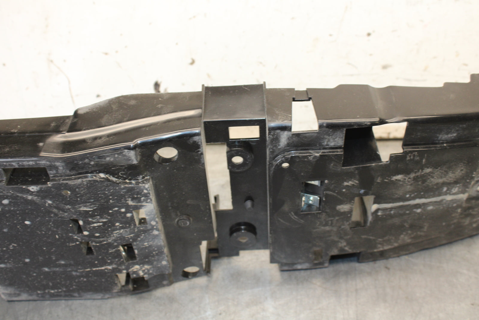 08-16 YAMAHA YZF R6 REAR BACK TAIL UNDERTAIL BATTERY TRAY PLASTIC OEM BB665