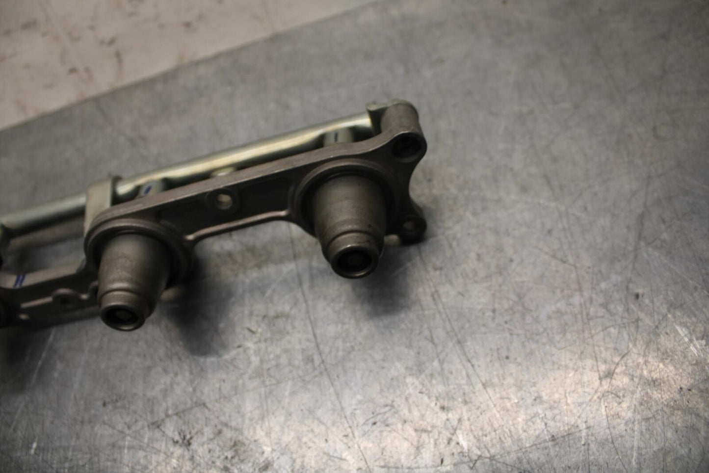 06-07 HONDA CBR1000RR SECONDARY FUEL INJECTORS TOP AIRBOX GAS RAIL BB75