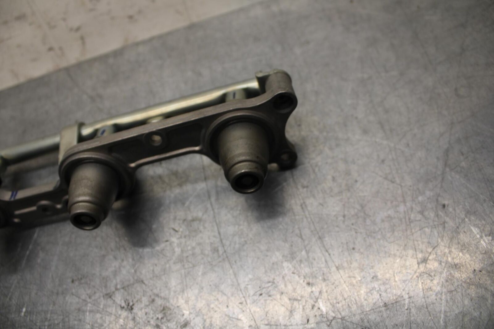 06-07 HONDA CBR1000RR SECONDARY FUEL INJECTORS TOP AIRBOX GAS RAIL BB75