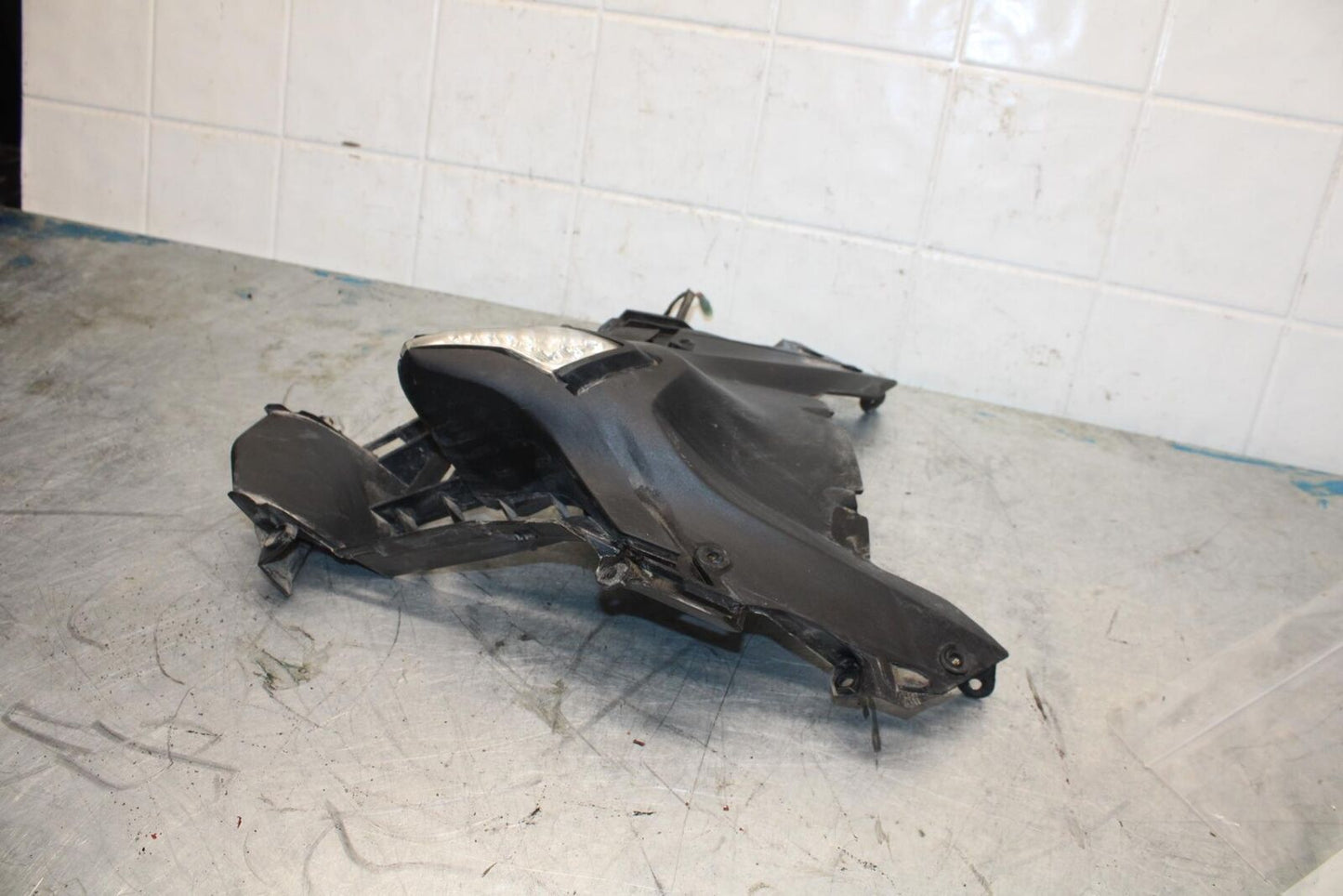 07 YAMAHA YZF R6 2c0 RUNNING PILOT FRONT LIGHT WITH TRIM NOSE MID DUCT BB423