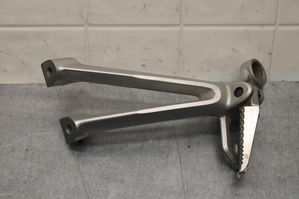 2008 Suzuki GSXR 600 750 RIGHT REAR BACK PASSENGER PEG 43600-21H00 BB584