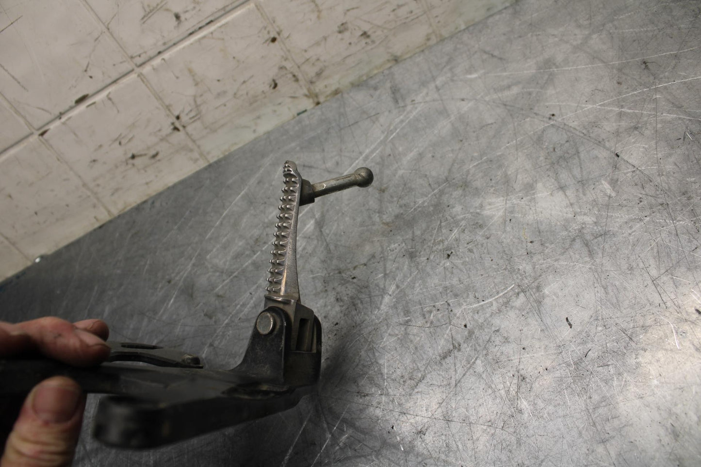 18 YAMAHA YZF R1  LEFT REARSET REAR SET DRIVER FOOT PEG REST STOP BB473