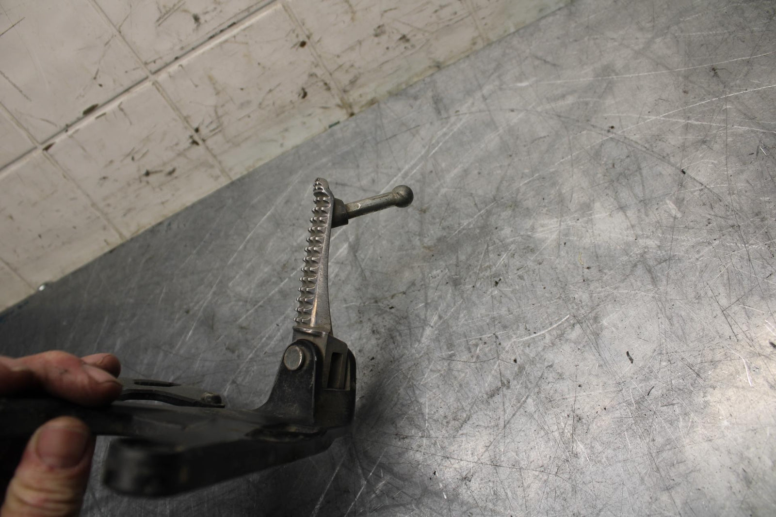 18 YAMAHA YZF R1  LEFT REARSET REAR SET DRIVER FOOT PEG REST STOP BB473