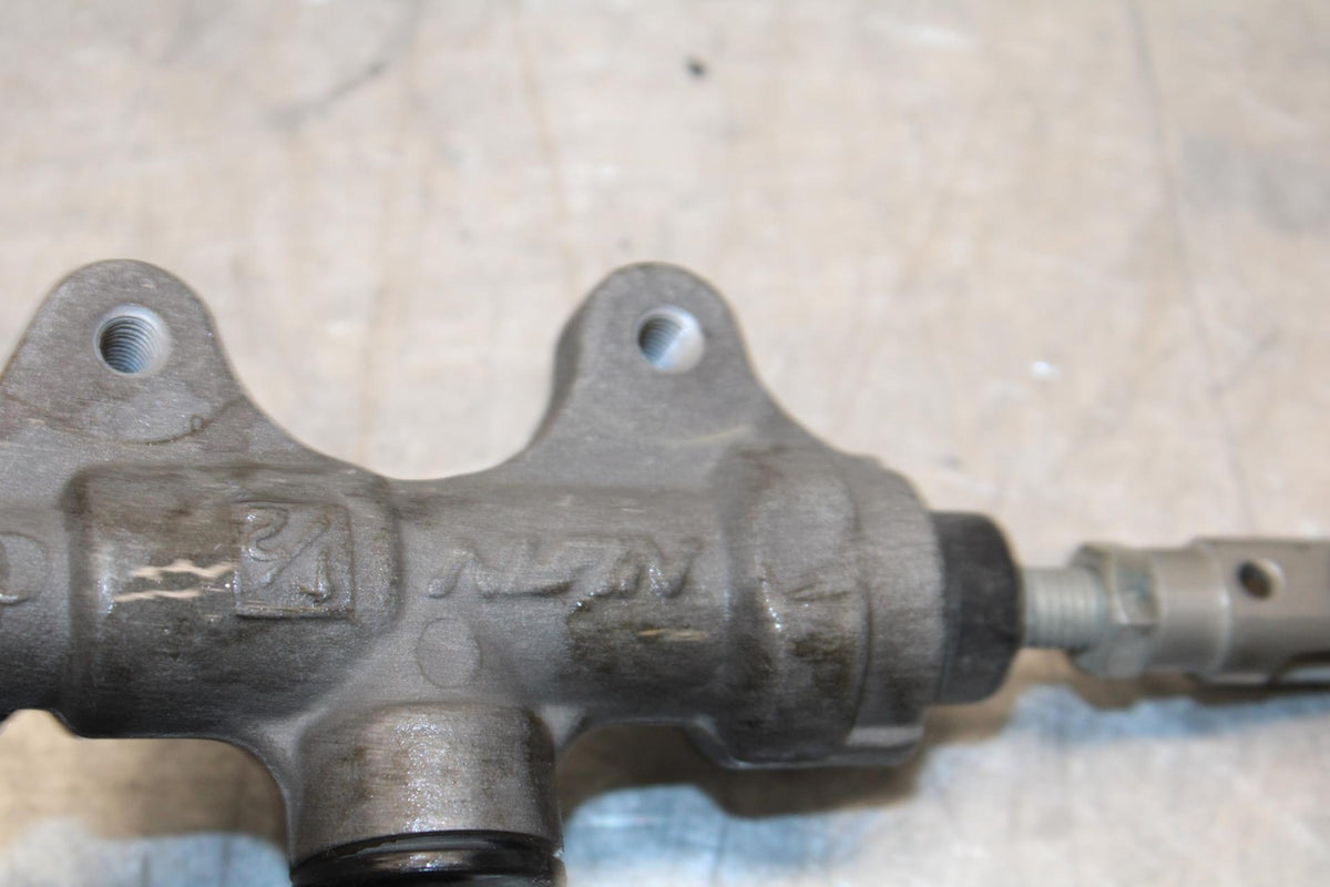 2006 Yamaha YZF R6 REAR BRAKE MASTER CYLINDER W RESERVOIR 2C0-2583V-00-00 BB560