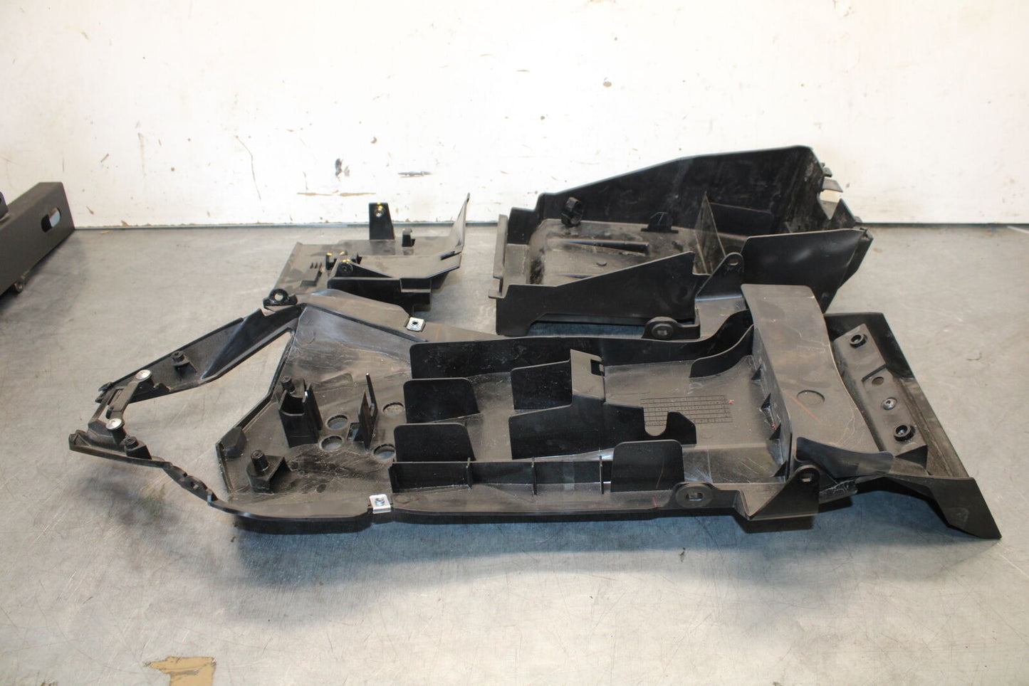 18-23 KAWASAKI NINJA 400 REAR BACK TAIL UNDERTAIL BATTERY TRAY PLASTIC BB660