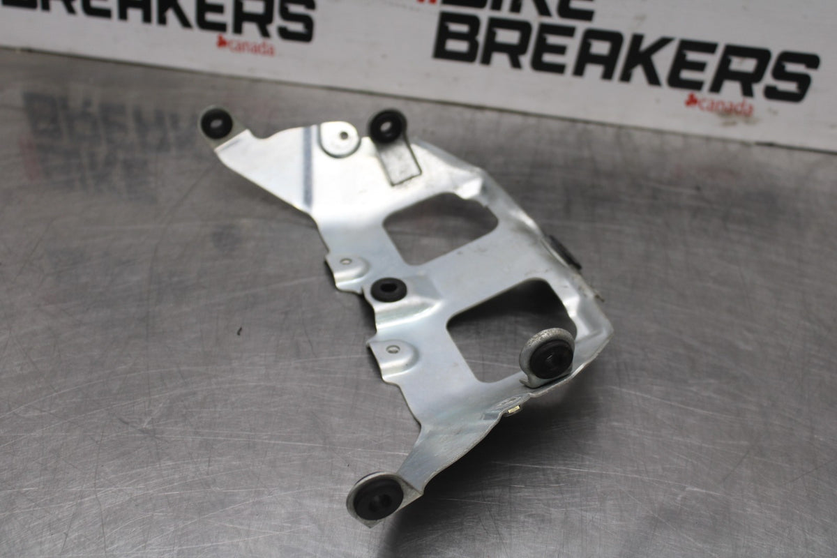 06-07 SUZUKI GSXR 600 FRONT GAS TANK BRACKET MOUNT BB880
