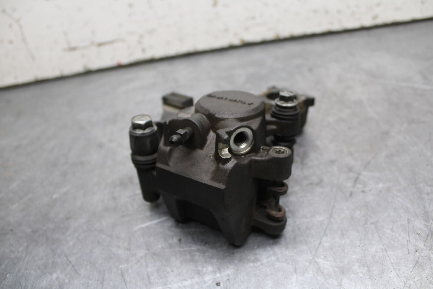 08-10 SUZUKI GSXR 600 REAR BACK BRAKE CALIPER W MOUNT BRACKET  BB721