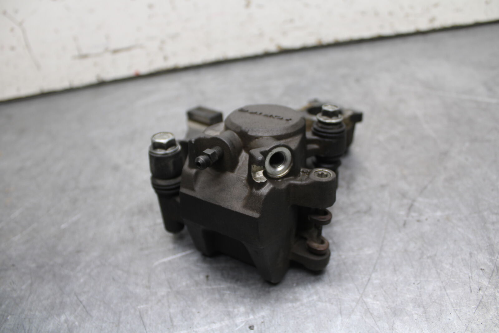 08-10 SUZUKI GSXR 600 REAR BACK BRAKE CALIPER W MOUNT BRACKET  BB721