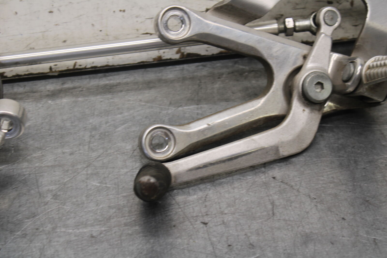 08-09 YAMAHA YZF R6S RIGHT LEFT REARSETS REAR SET DRIVER FOOT PEGS  BB690