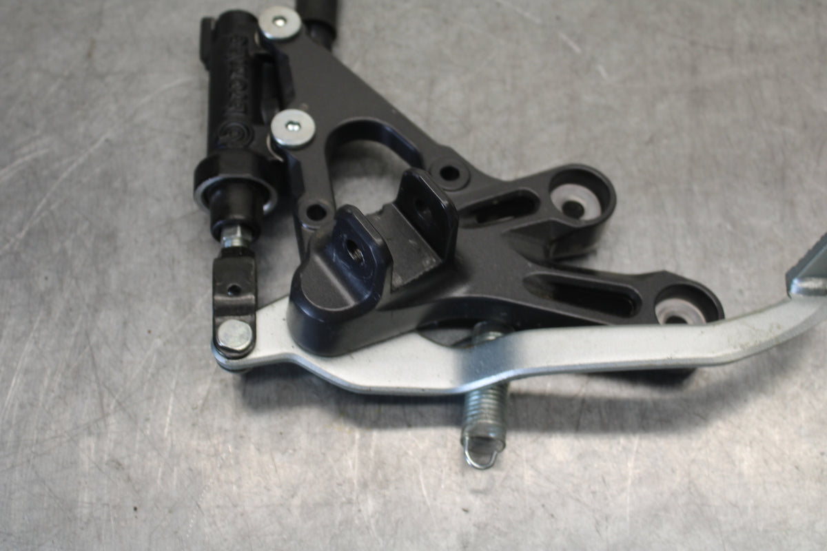 22-23 YAMAHA YZF R7 RIGHT REARSET REAR SET DRIVER FOOT PEG REST STOP BB583