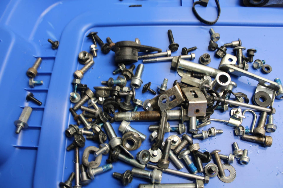 11-22 SUZUKI GSXR 600 LEFTOVER MOUNTING BOLTS HARDWARE MOTOR SCREWS BB485