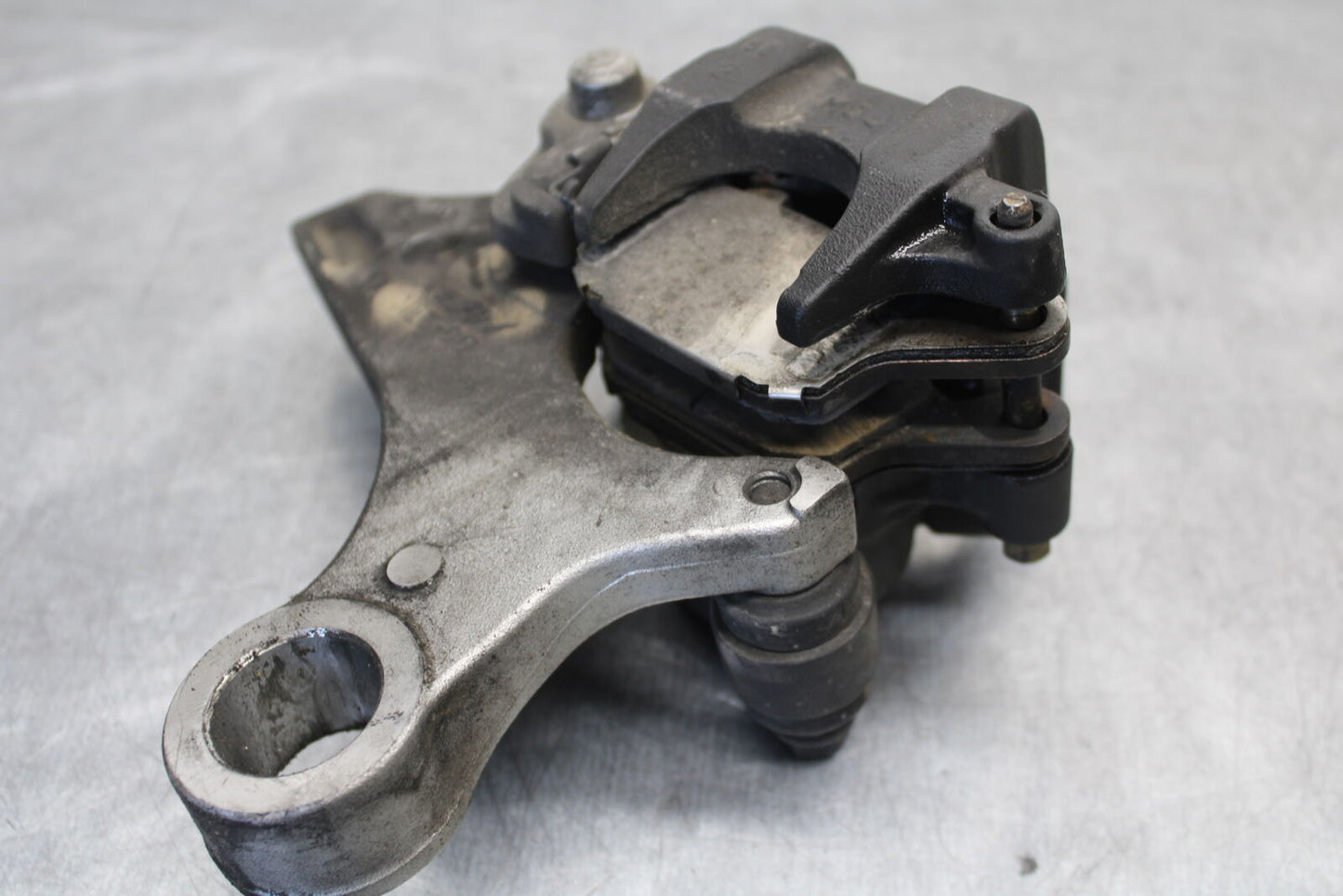 05-06 HONDA CBR600RR REAR BACK BRAKE CALIPER W MOUNT BRACKET BB655