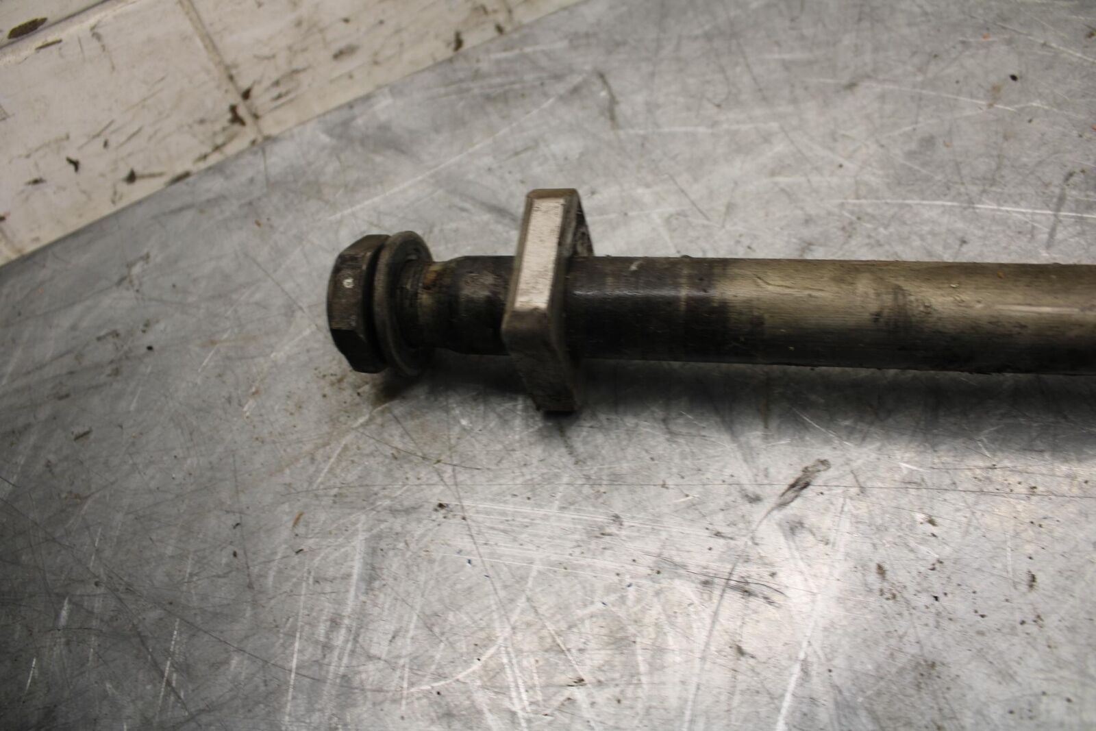 2008 Suzuki GSXR1000 REAR AXLE BACK WHEEL RIM PIVOT BOLT AXEL 64711-33E20 BB519