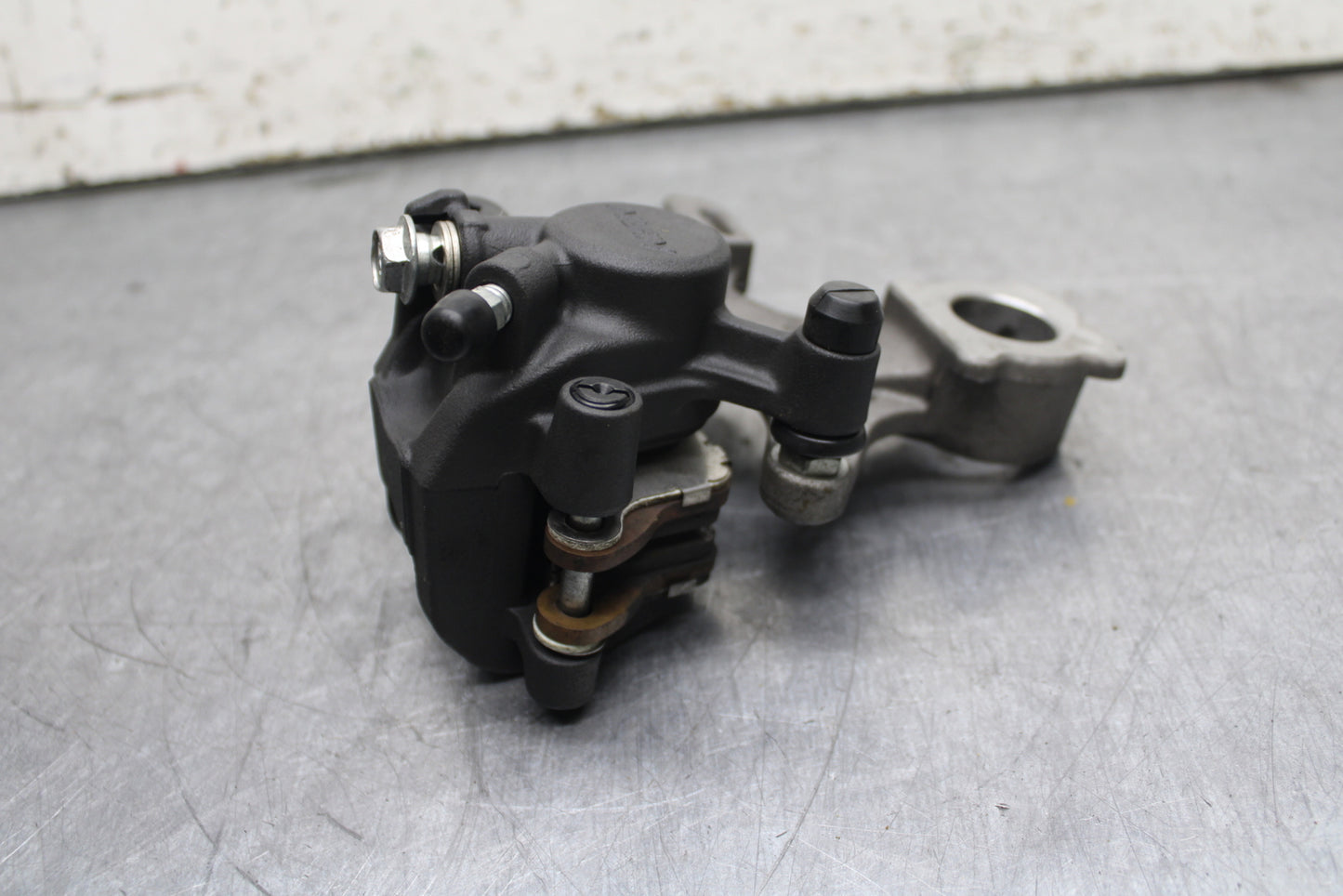 13 SUZUKI GSXR750 REAR BACK BRAKE CALIPER W MOUNT BRACKET BB110