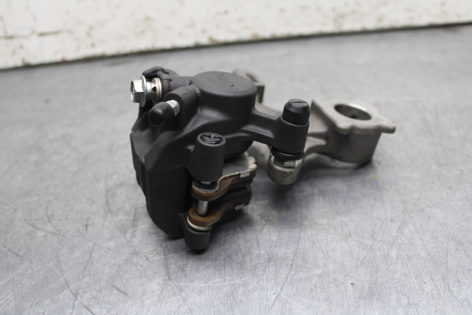 13 SUZUKI GSXR750 REAR BACK BRAKE CALIPER W MOUNT BRACKET BB110
