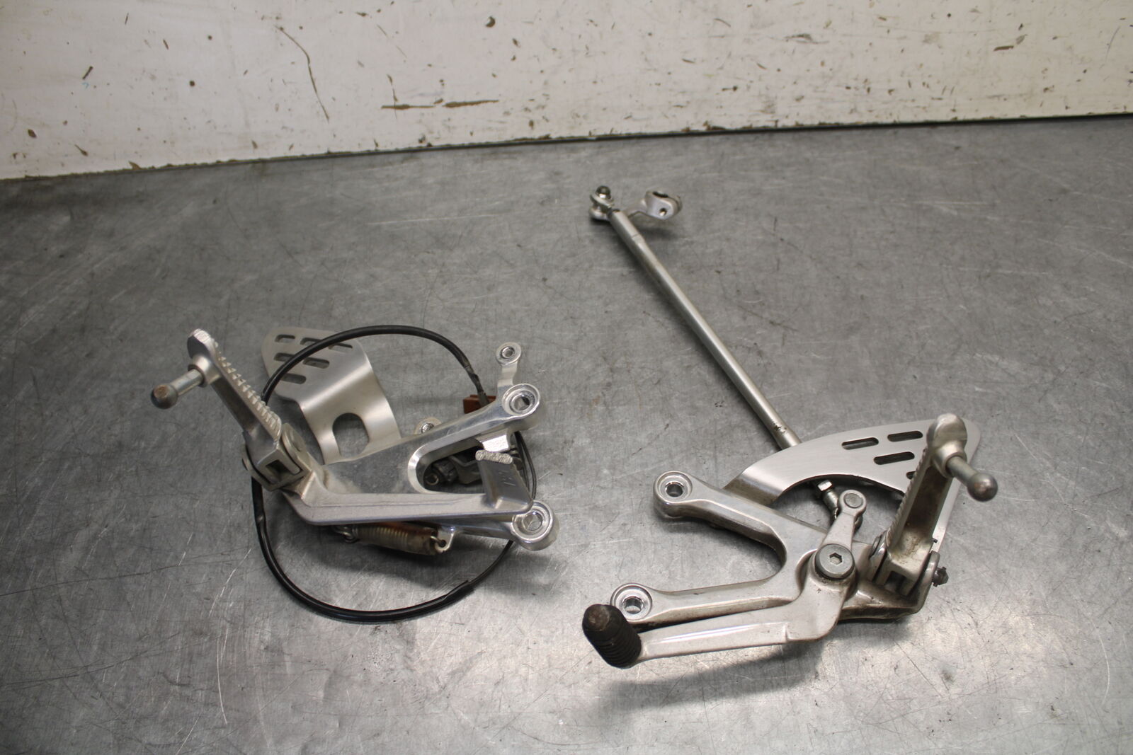 08-09 YAMAHA YZF R6S RIGHT LEFT REARSETS REAR SET DRIVER FOOT PEGS  BB690