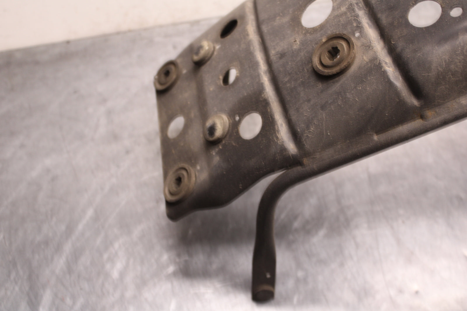 04 SUZUKI INTRUDER 800 REAR BACK FENDER SUPPORT FRAME SUBFRAME BB758