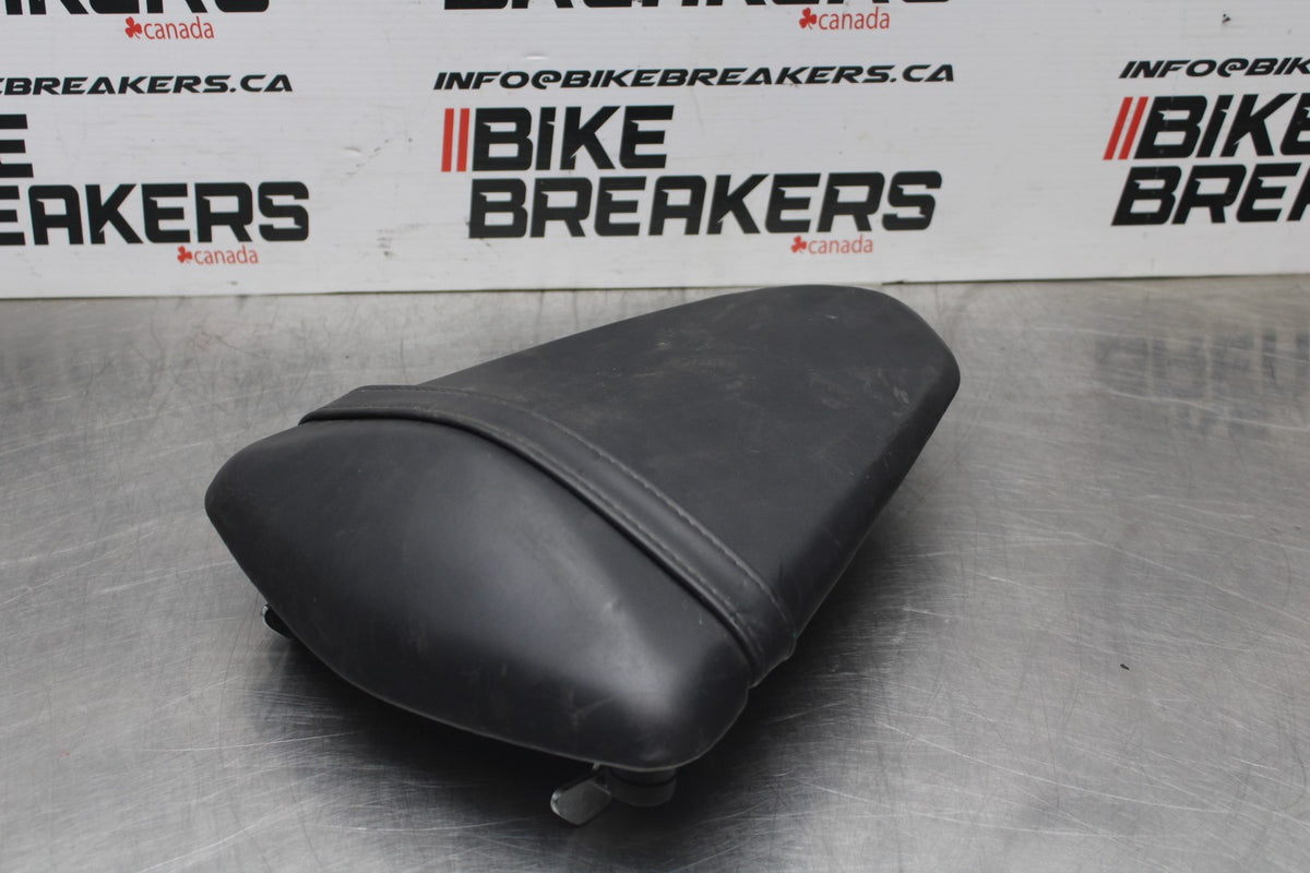 19 YAMAHA YZF R3 REAR BACK PASSENGER TANDEM SEAT PAD SADDLE PILLION BB806-B