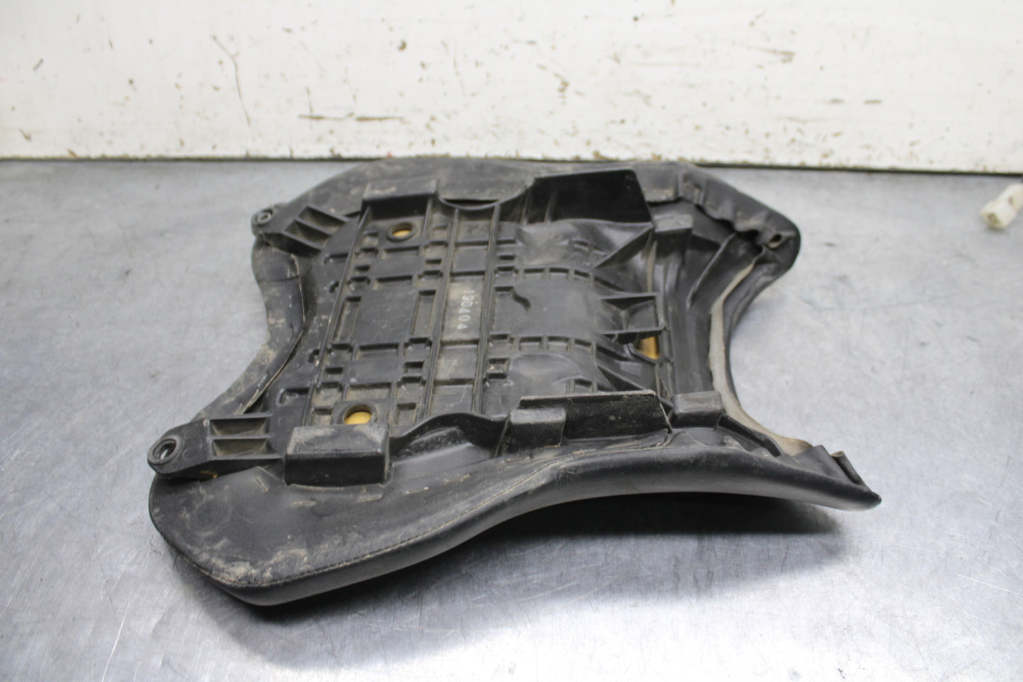 06-07 YAMAHA YZF R6 FRONT DRIVERS SEAT PAD SADDLE PILLION BB742