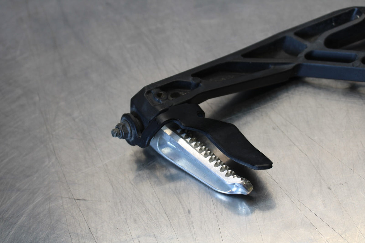 22-25 YAMAHA YZF R7 RIGHT REAR BACK PASSENGER PEG BB176