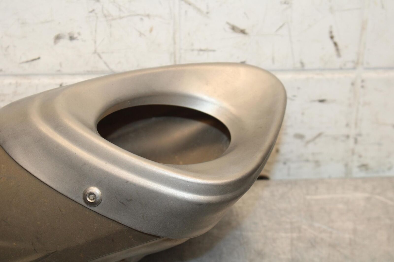 2015 Yamaha FZ09 REAR BACK MUFFLER EXHAUST PIPE COVER HEAT SHIELD GUARD BB69