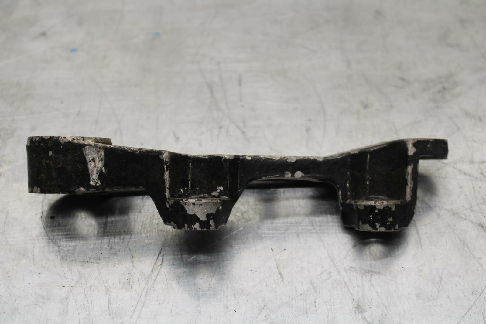 85 YAMAHA RZ500 REAR BRAKE CALIPER HANGER BACK MOUNTING BRACKET BB27 A