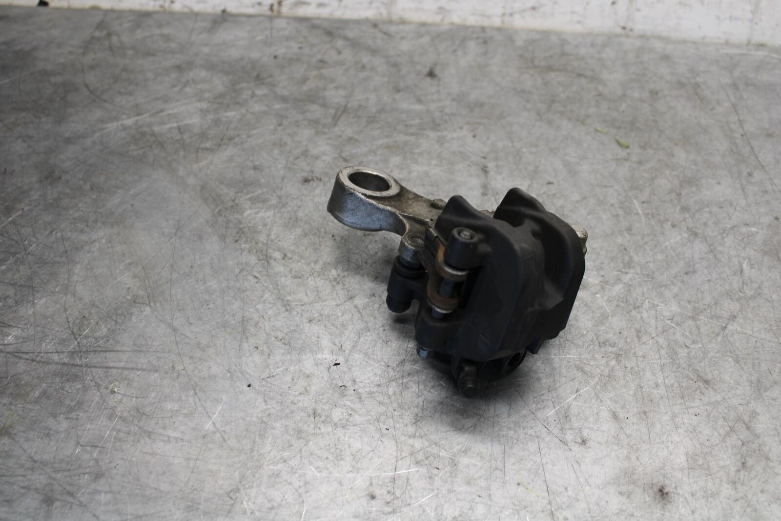 07-12 HONDA CBR600RR REAR BACK BRAKE CALIPER W MOUNT BRACKET 43150-MFJ-D01 BB542