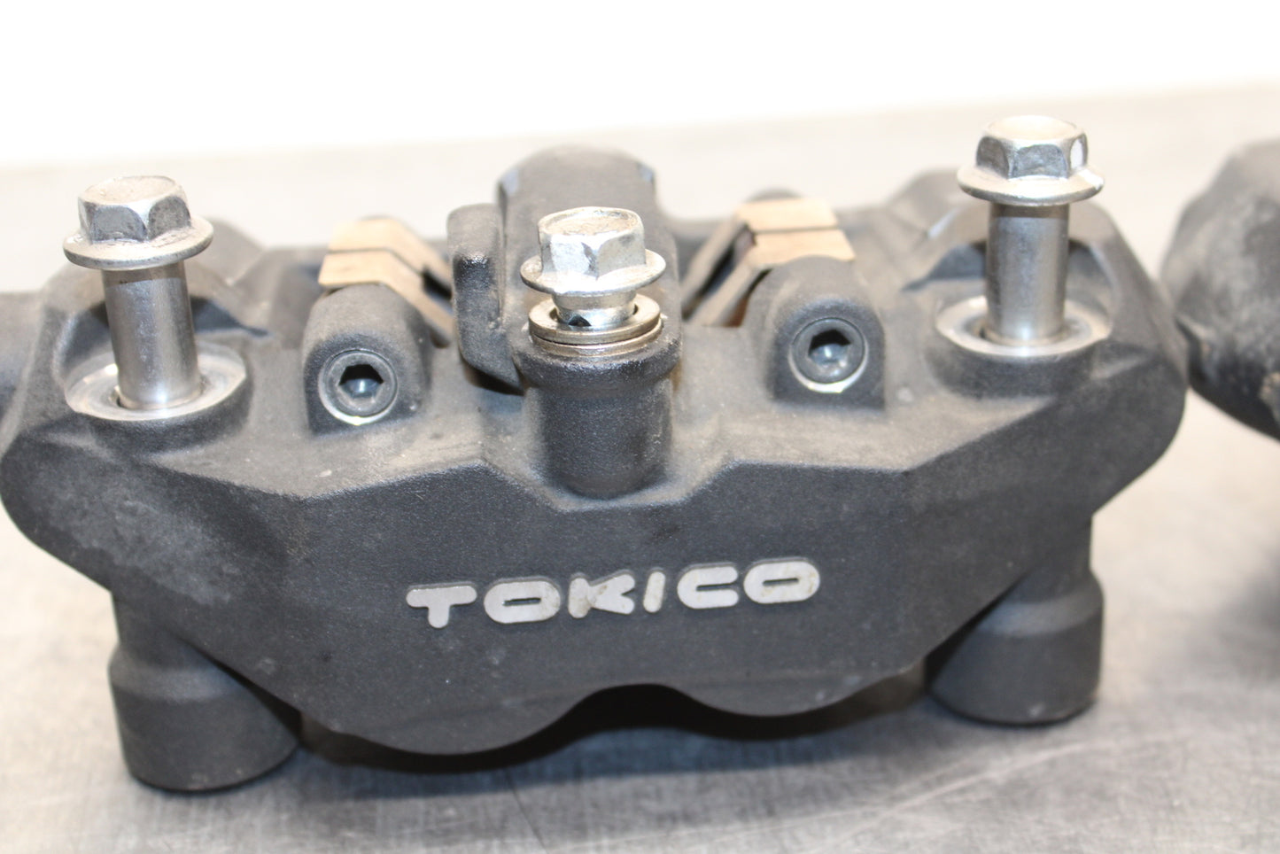 09 SUZUKI GSXR600 RIGHT LEFT FRONT BRAKE CALIPER SET PAIR CALIPERS BB759