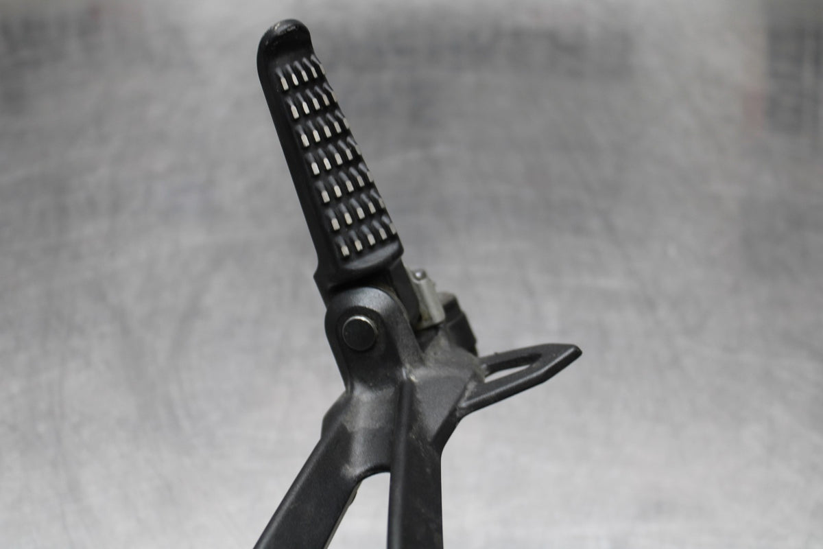 21-23 KAWASAKI NINJA ZX6R RIGHT REAR BACK PASSENGER PEG BB179