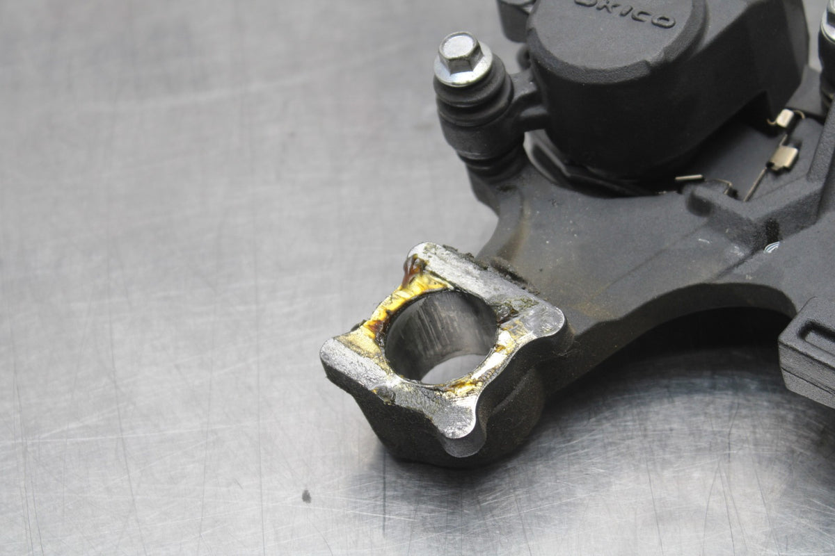 08-10 SUZUKI GSXR 600 REAR BACK BRAKE CALIPER W MOUNT BRACKET BB765