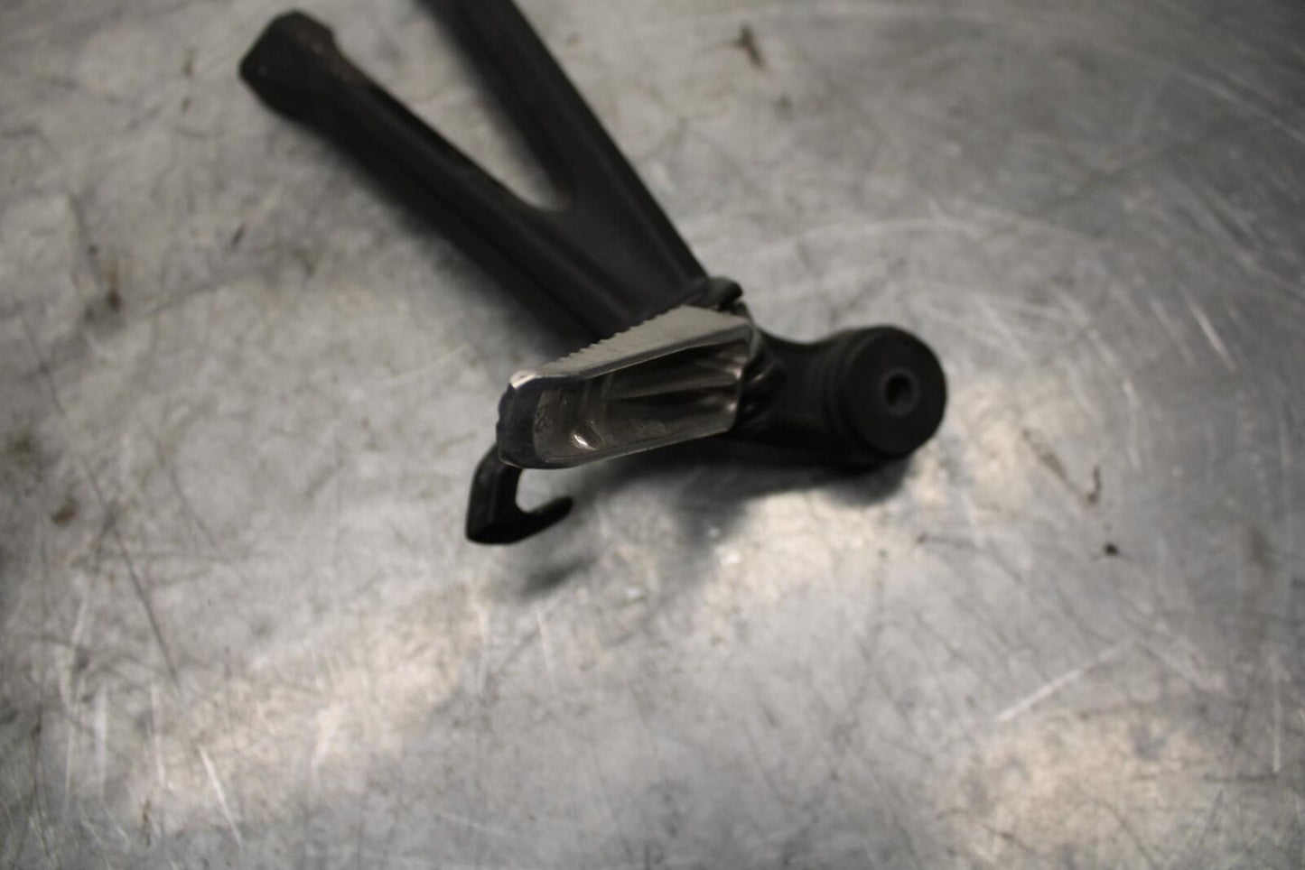 13 SUZUKI GSXR750 RIGHT REAR BACK PASSENGER PEG BB474