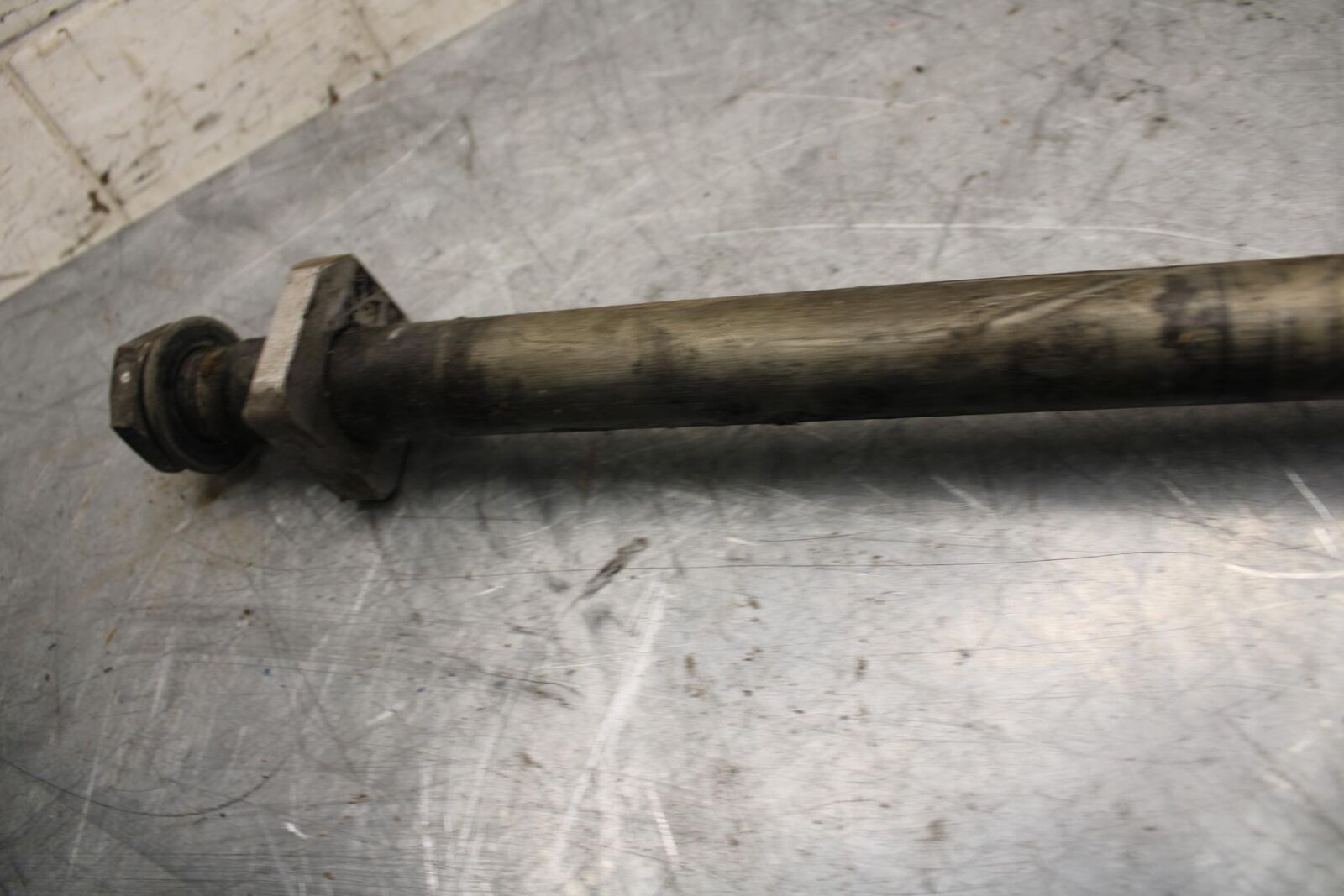 2008 Suzuki GSXR1000 REAR AXLE BACK WHEEL RIM PIVOT BOLT AXEL 64711-33E20 BB519