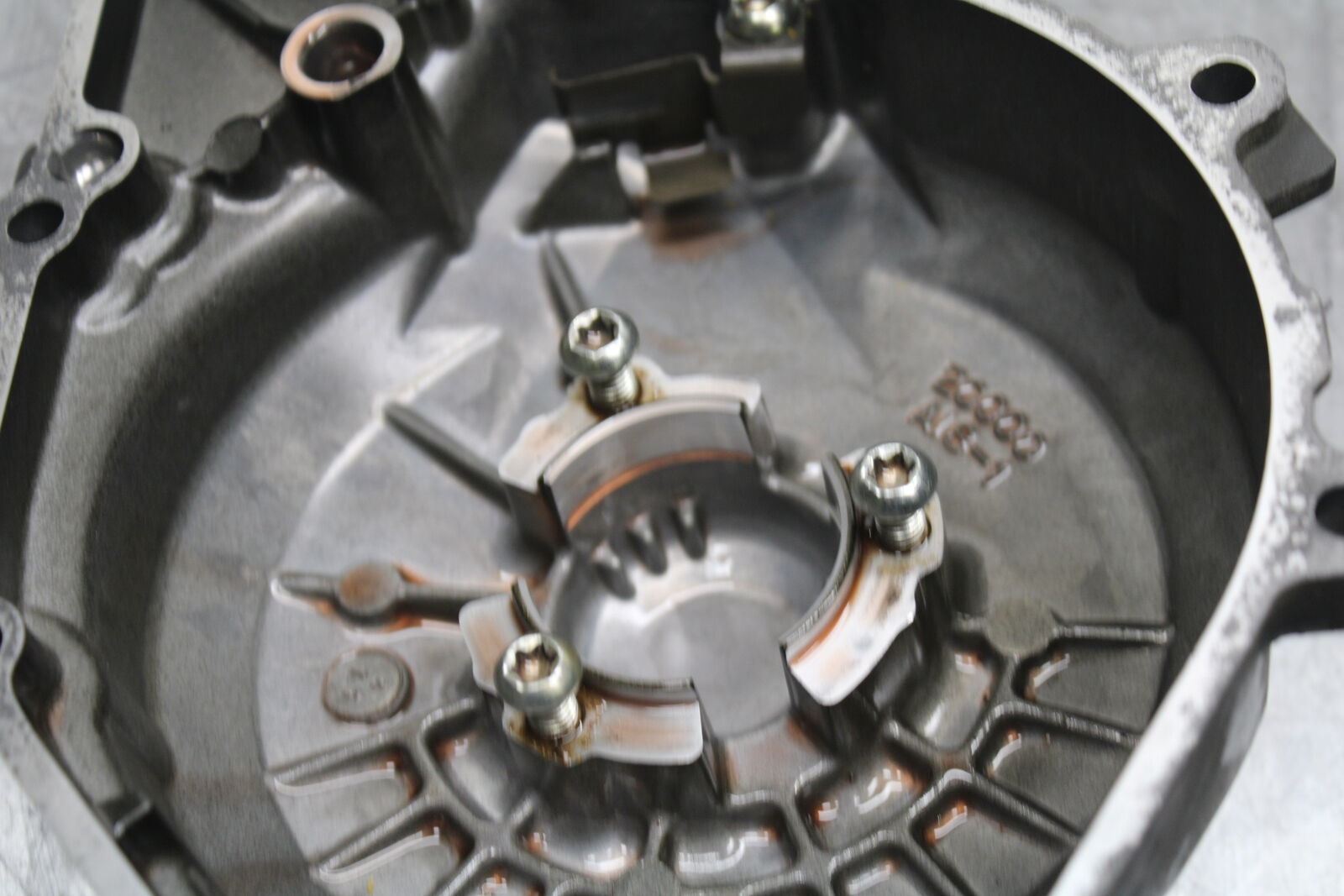 06 YAMAHA YZF R6 STATOR MAGNETO ALTERNATOR GENERATOR COVER BB716