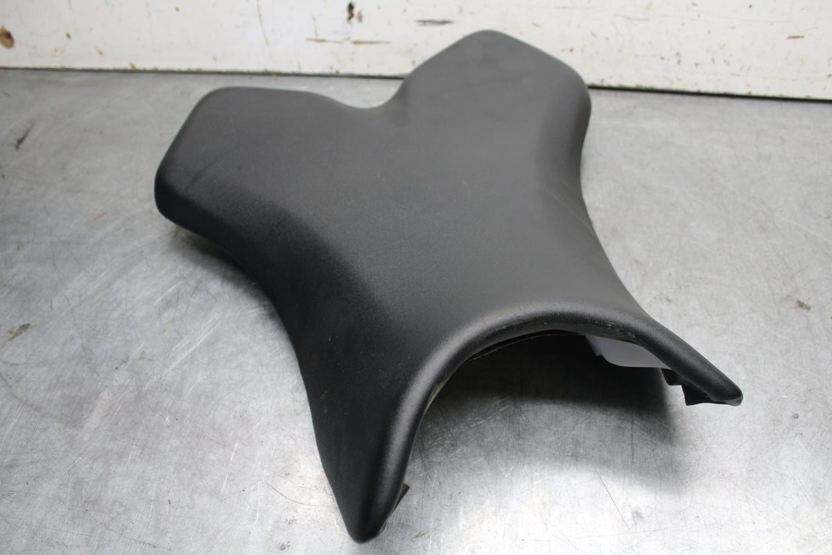 04-06 YAMAHA YZF R1 FRONT DRIVERS SEAT PAD SADDLE PILLION 5VY-24710-00-00 BB659