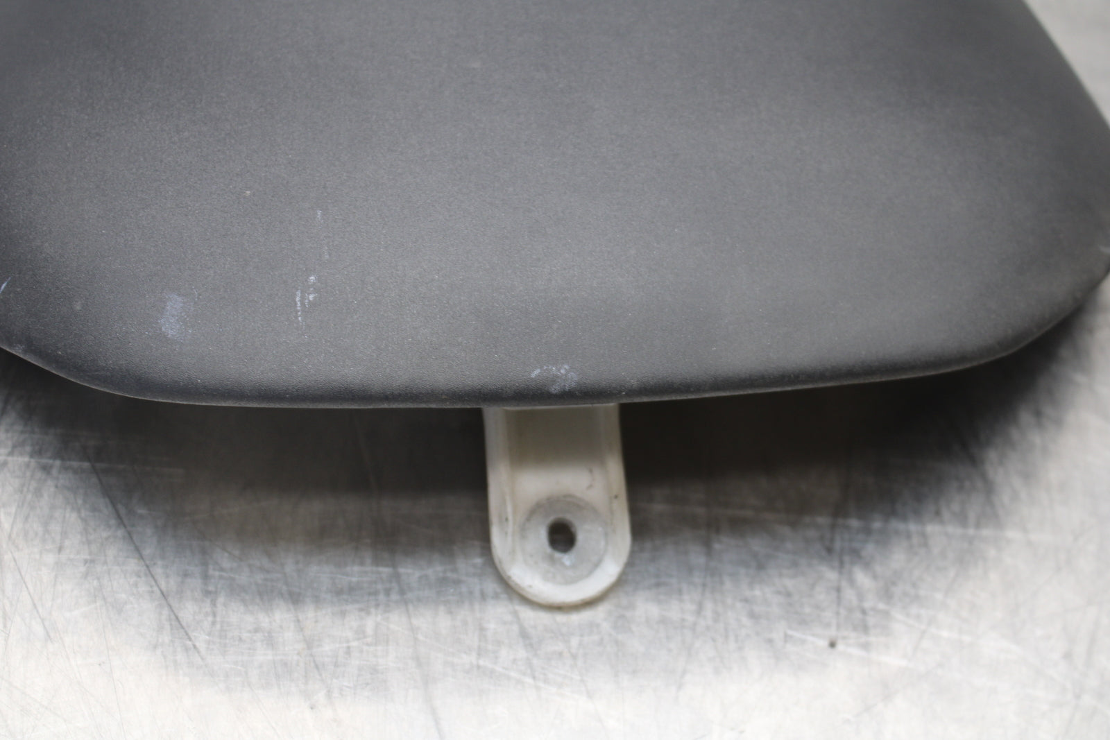 04-05 KAWASAKI NINJA ZX10R FRONT DRIVERS SEAT PAD SADDLE PILLION BB163