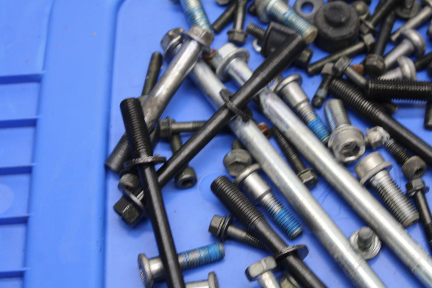 05-06 SUZUKI GSXR1000 MOUNTING BOLTS HARDWARE MOTOR SCREWS BB677