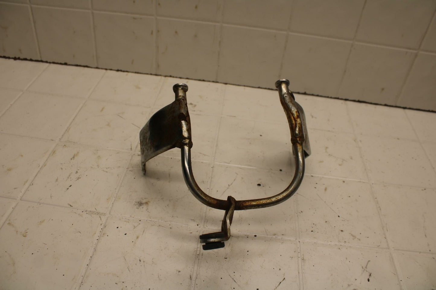 80-83 YAMAHA MAXIM 650 XJ650 UPPER FAIRING MIRROR GAUGES STAY BRACKET BB403