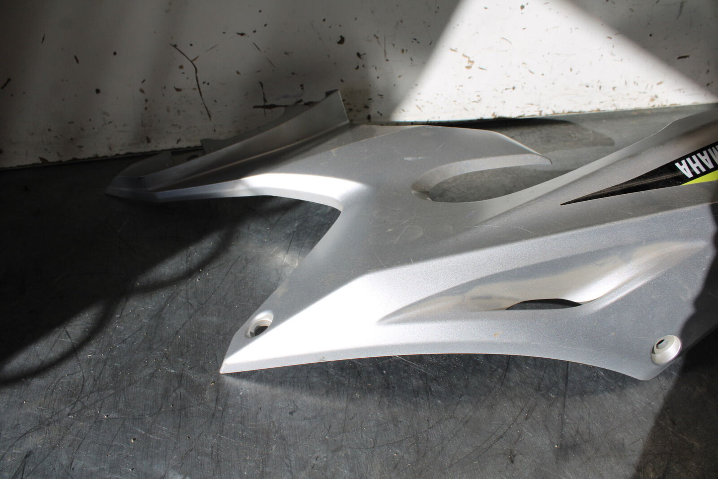 17-20 YAMAHA YZF R6 LEFT MID UPPER SIDE FAIRING COWL PLASTIC BB257