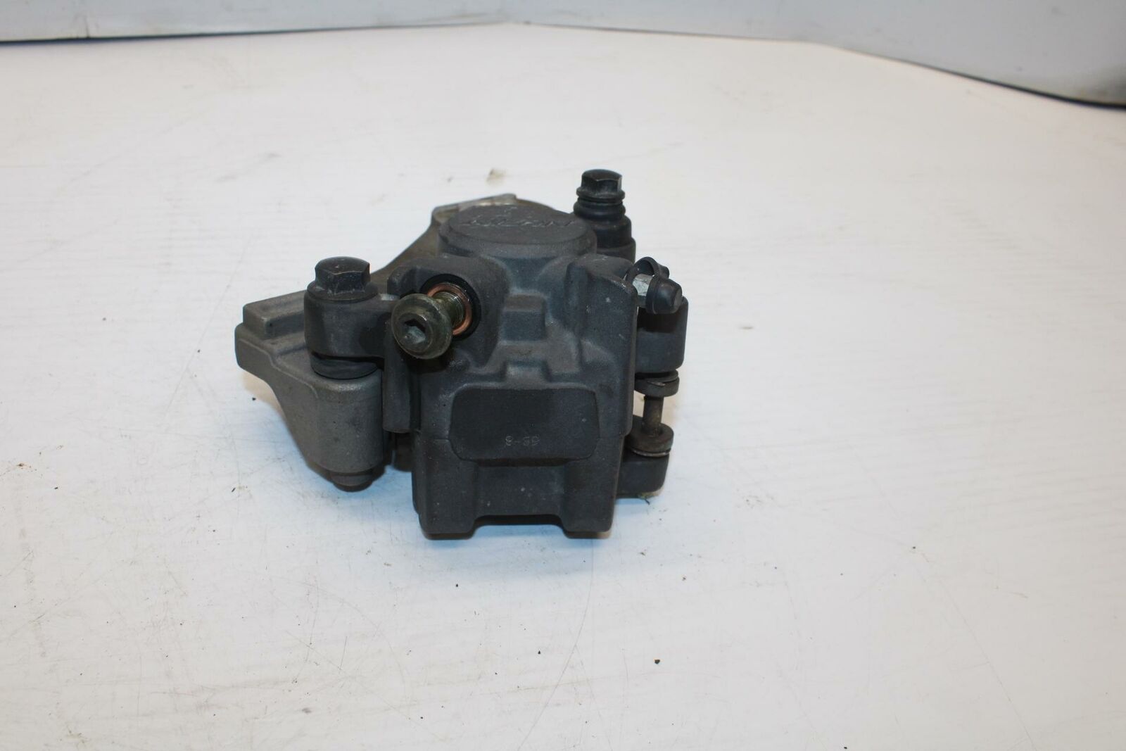 06 YAMAHA YZF R1 REAR BACK BRAKE CALIPER W MOUNT BRACKET BB282