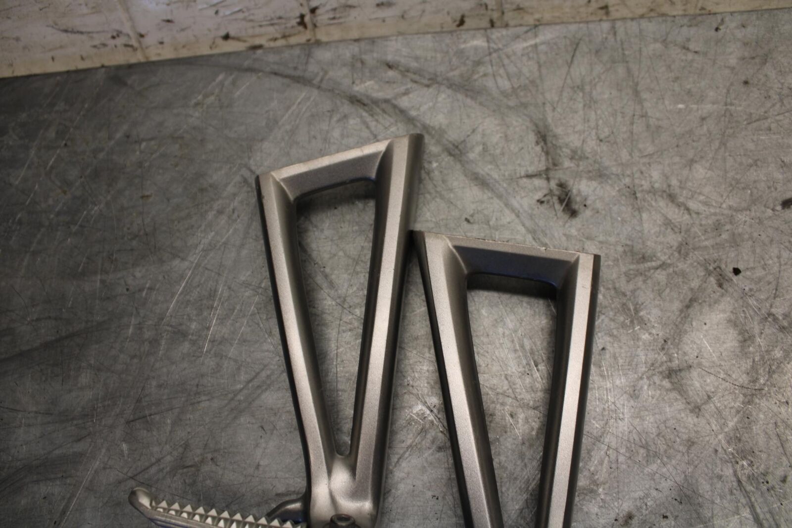 2009 Yamaha YZF R6 REAR BACK PASSENGER PEG SET PAIR 2C0-2741L-00-00 BB532