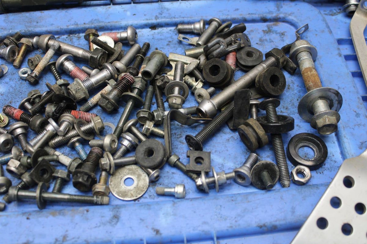 05-06 KAWASAKI NINJA ZX6R LEFTOVER MOUNTING BOLTS HARDWARE SCREWS BB877