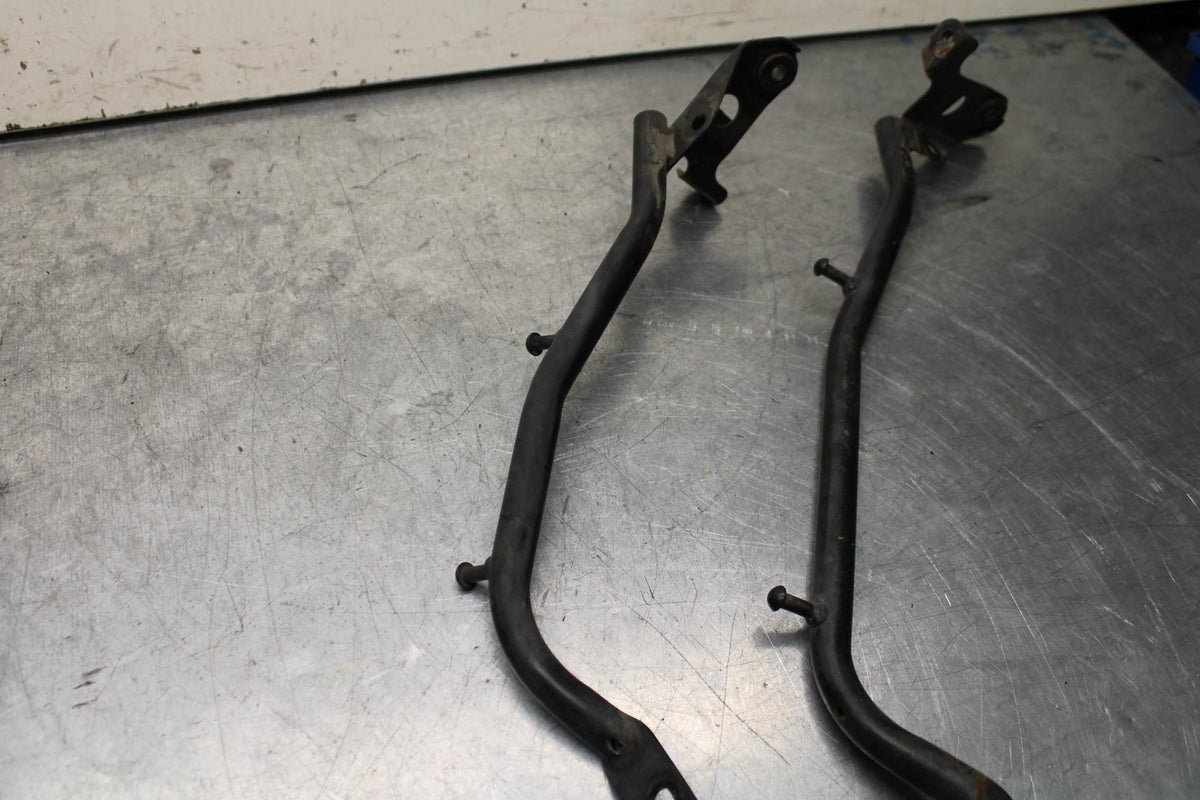 04-09 SUZUKI GS 500 FH GS500F PASSENGER REAR SEAT GRAB BAR HANDLE SET BB97