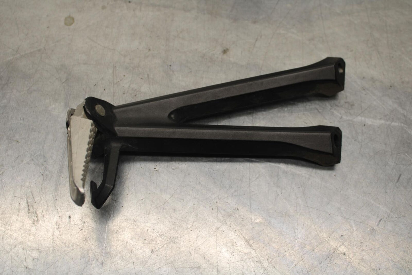 2011 Suzuki GSXR600 REAR BACK PASSENGER PEG SET PAIR BB605