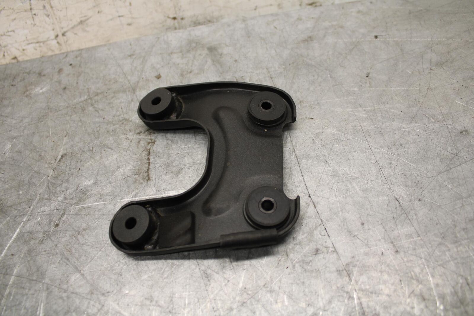2009 Kawasaki Ninja ZX6R ZX600R FRONT GAS TANK BRACKET MOUNT BB44