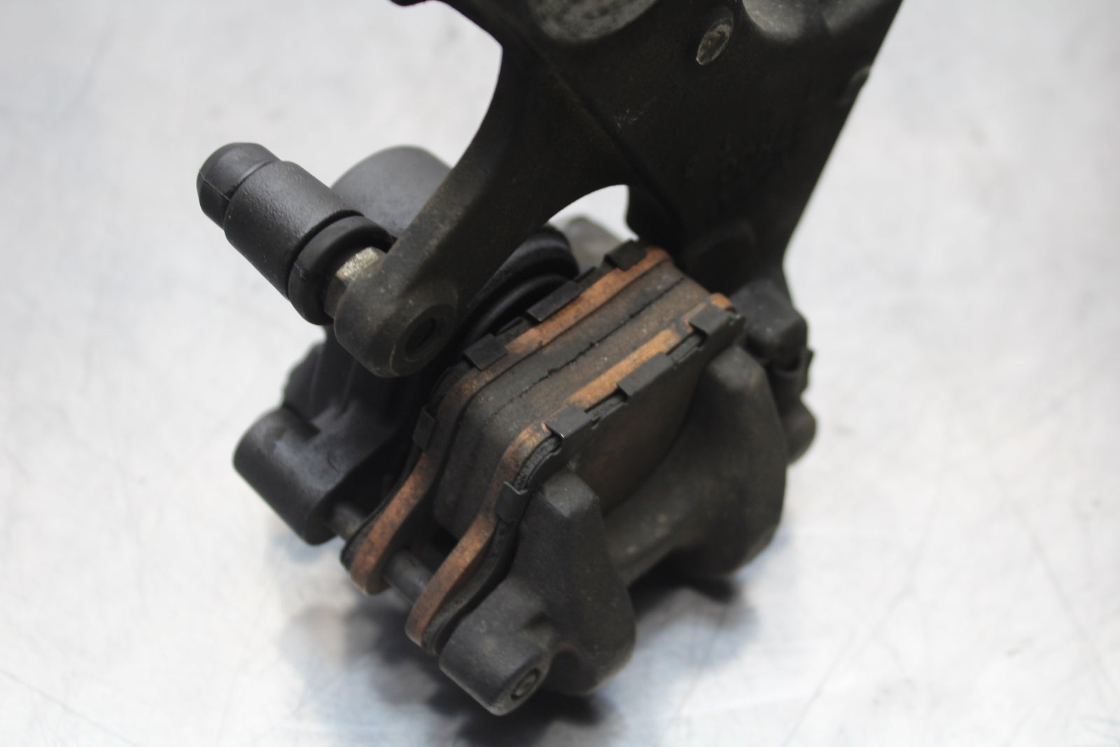 11 SUZUKI GSXR1000 REAR BACK BRAKE CALIPER W MOUNT BRACKET BB142 