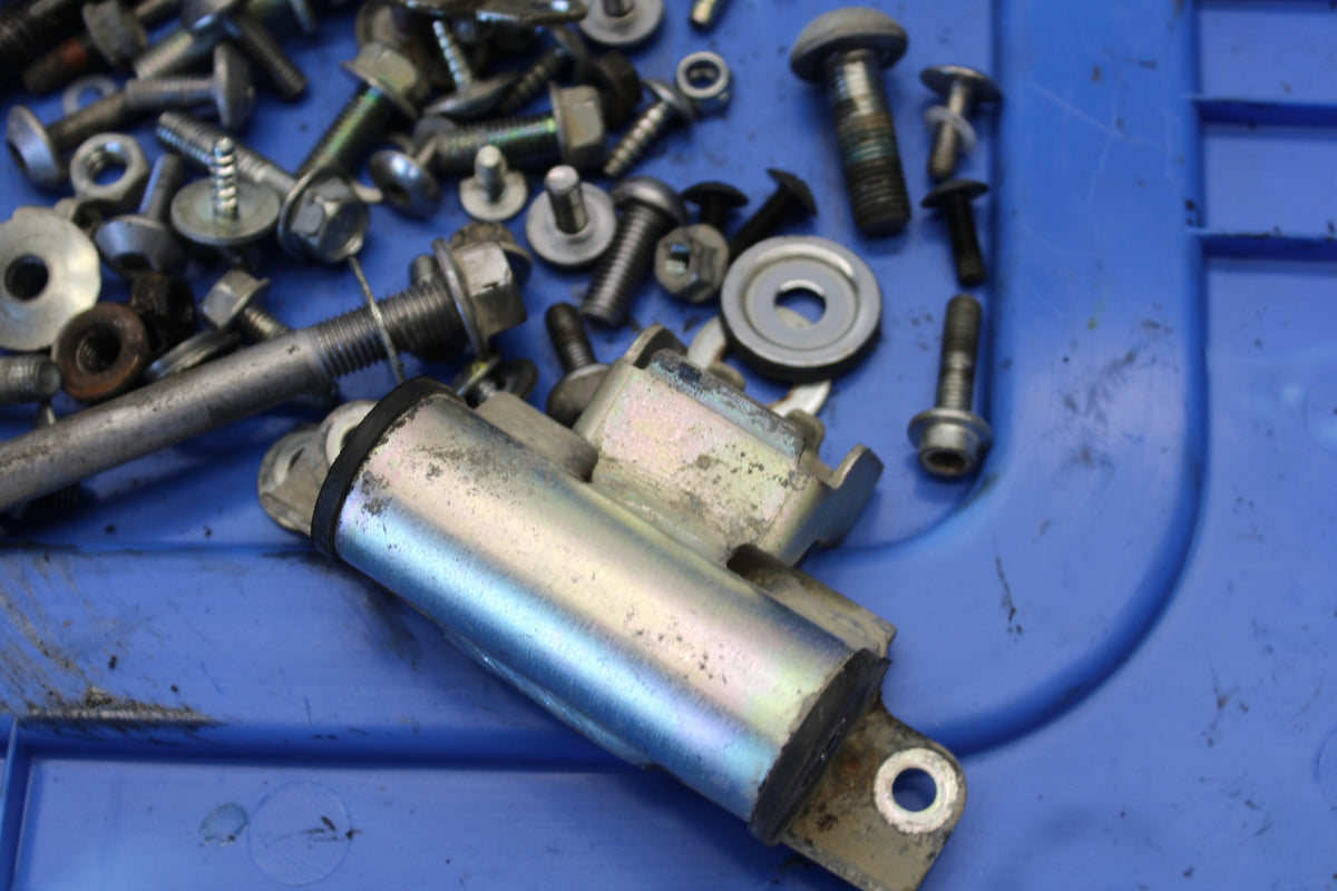 09-15 YAMAHA FZ6R ENGINE MOUNTING BOLTS HARDWARE MOTOR SCREWS BB686