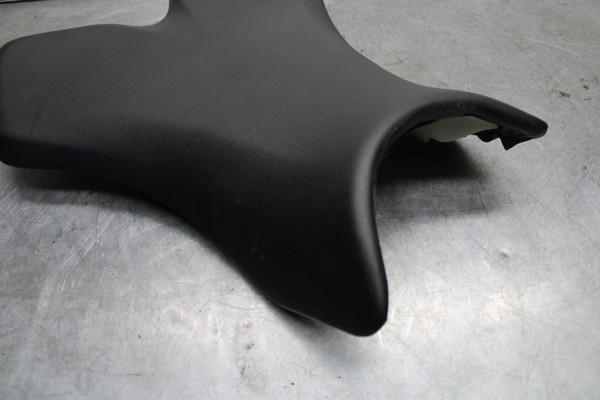 04-06 YAMAHA YZF R1 FRONT DRIVERS SEAT PAD SADDLE PILLION 5VY-24710-00-00 BB659