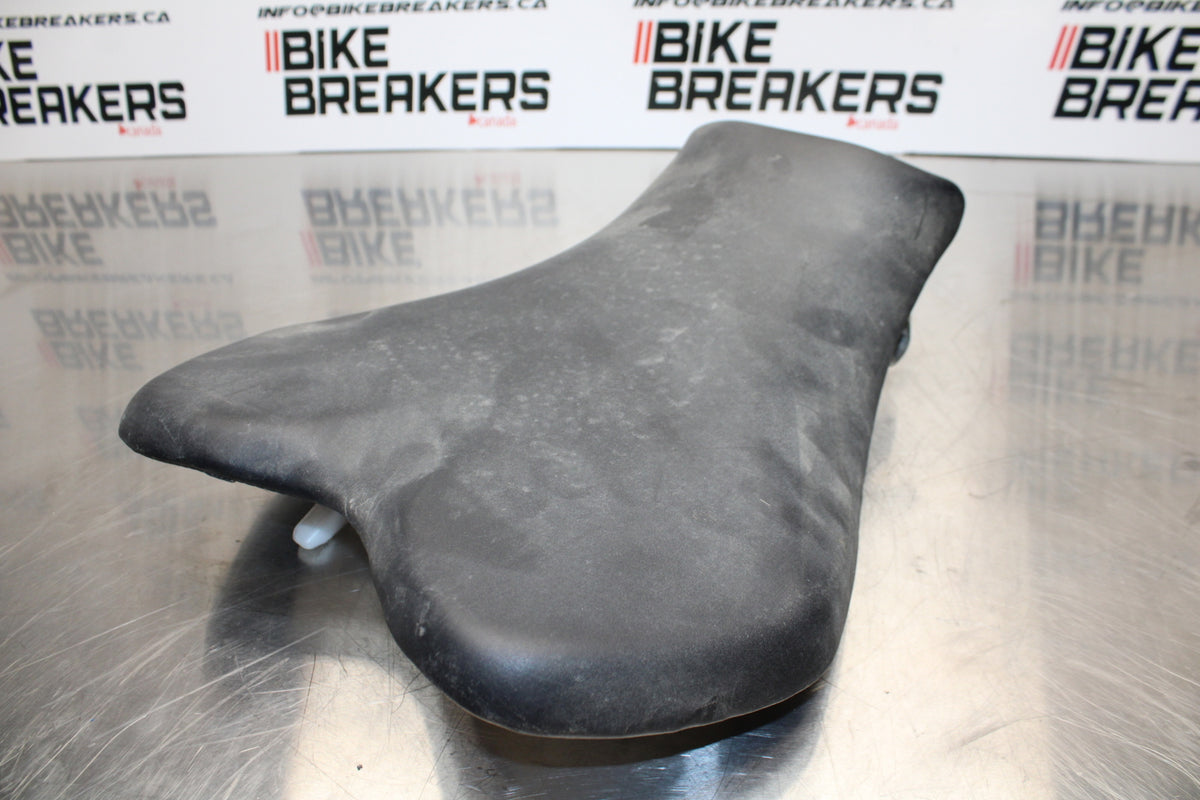 11 SUZUKI GSXR1000 FRONT DRIVERS SEAT PAD SADDLE PILLION BB142