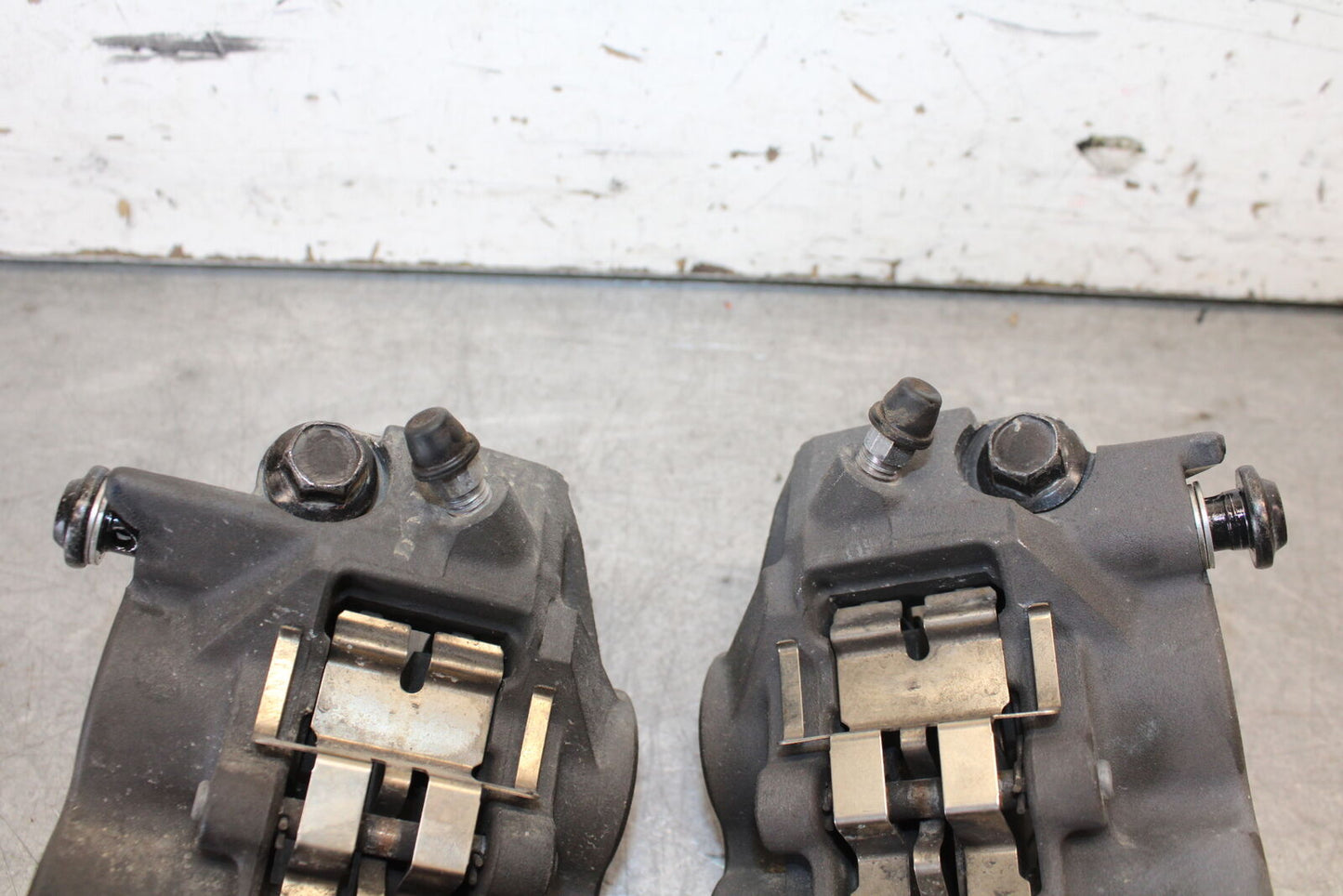 08-16 YAMAHA YZF R6 RIGHT LEFT FRONT BRAKE CALIPER SET PAIR CALIPERS BB665