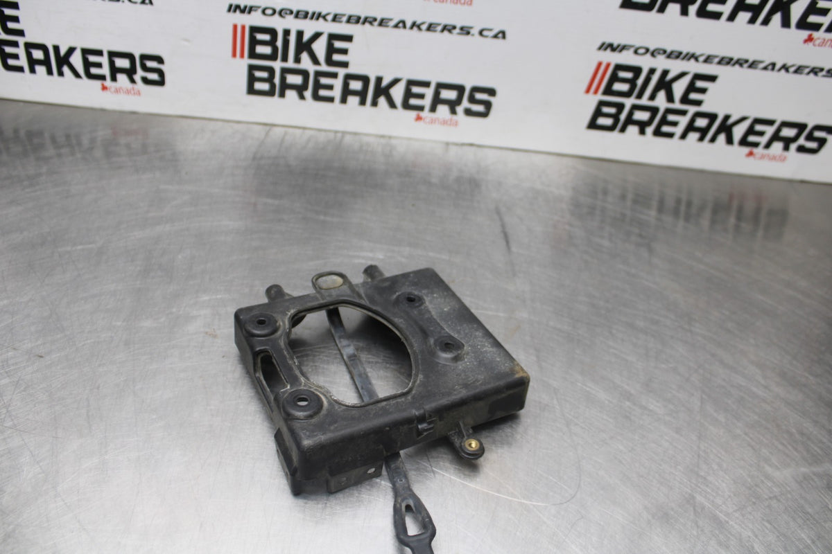 02 DUCATI MONSTER 620 REAR BACK TAIL UNDERTAIL BATTERY TRAY PLASTIC BB851